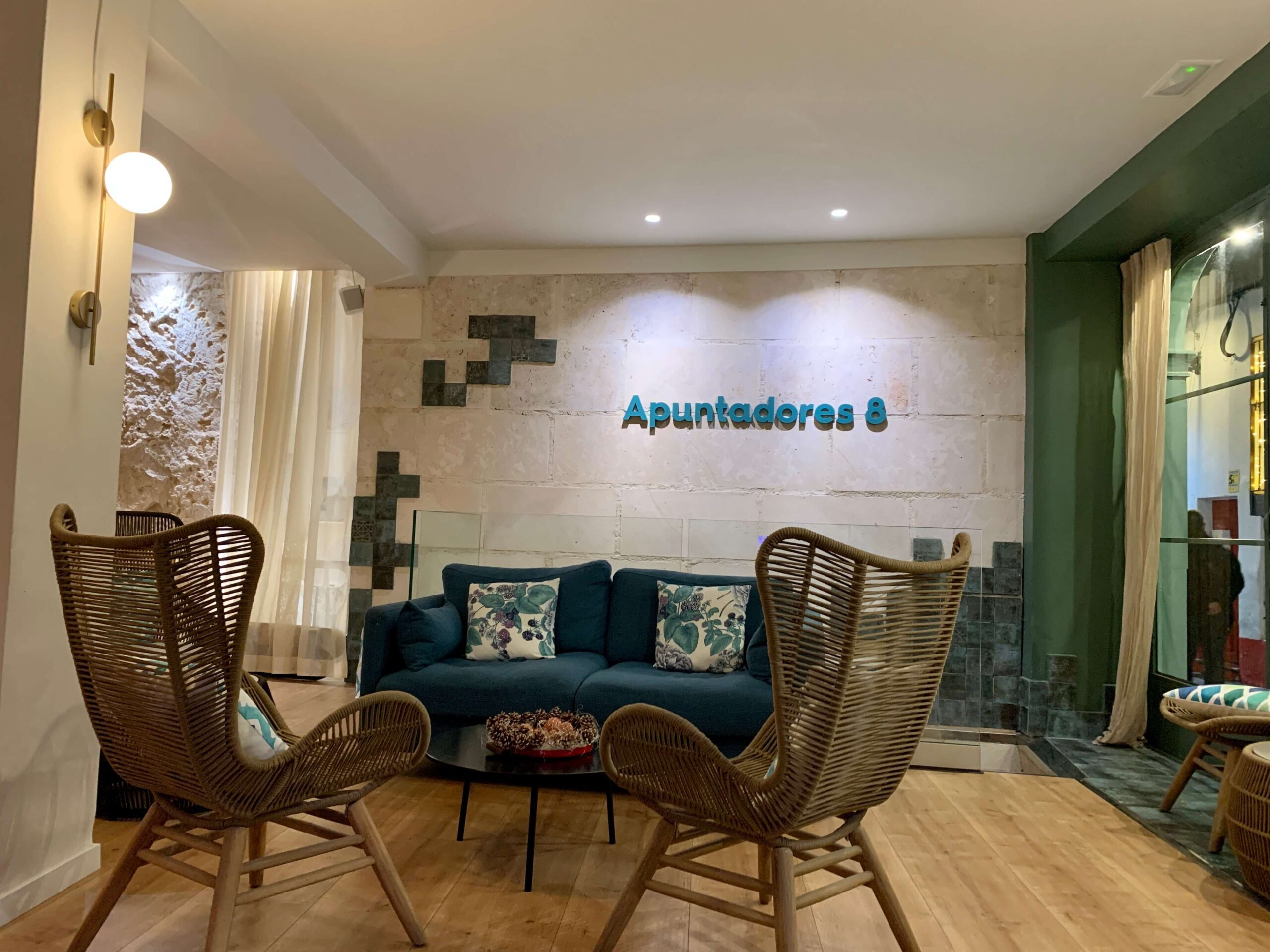 Lobby area with a sofa and chairs at Apuntadores Hostal