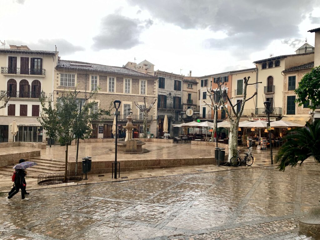 Town Square, Soller