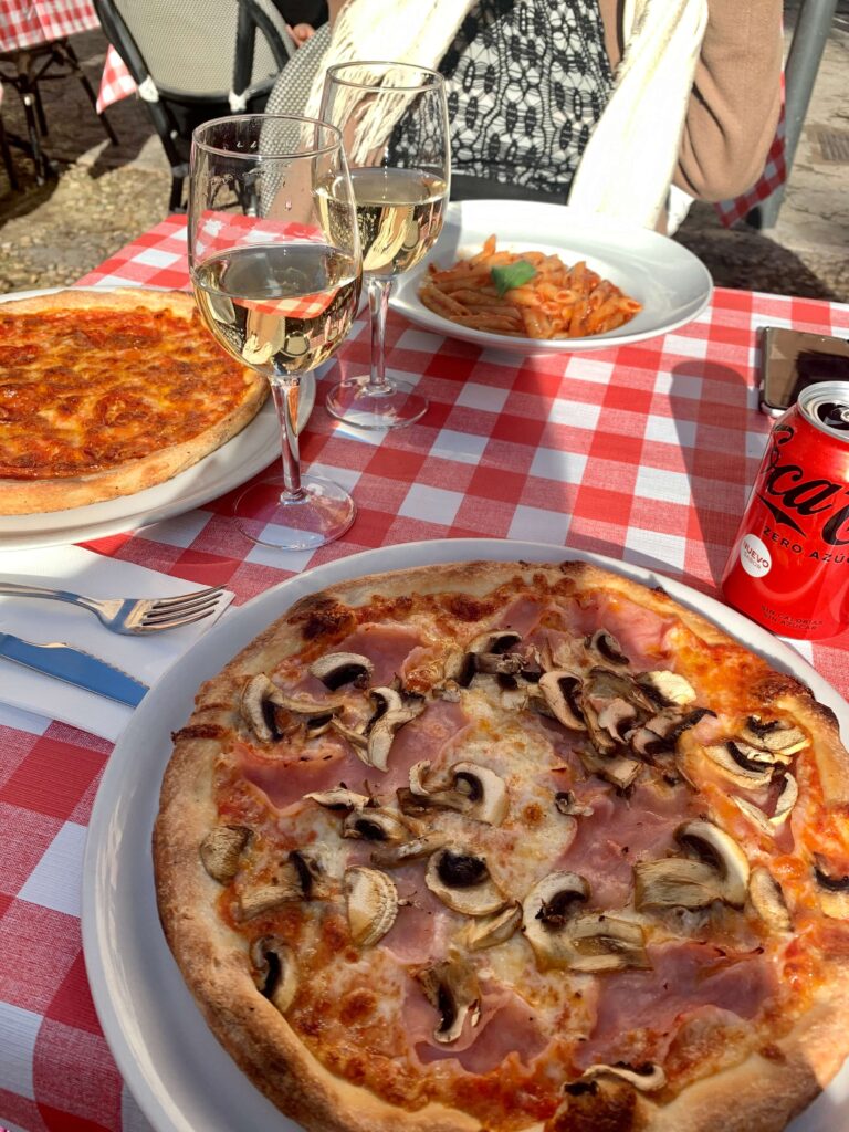 Pizzas, white wine and a pasta dishåç