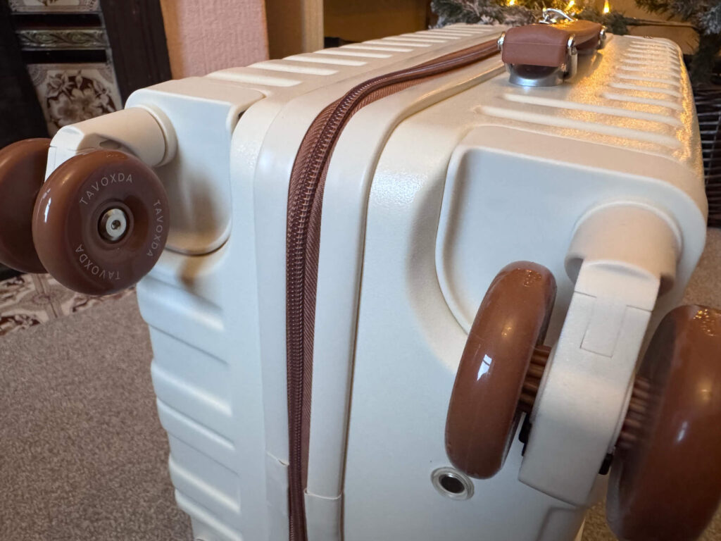Close up of the wheels of the Tavoxda carry on suitcase.