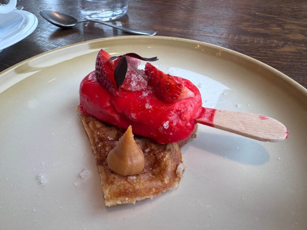 The strawberry popsicle dessert at Skyskraperen Restaurant in Bergen.